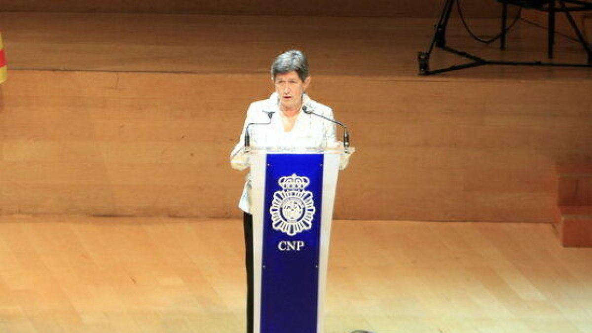 Cunillera es compromet a arribar al 50% de dones a la plantilla de la Policia Nacional