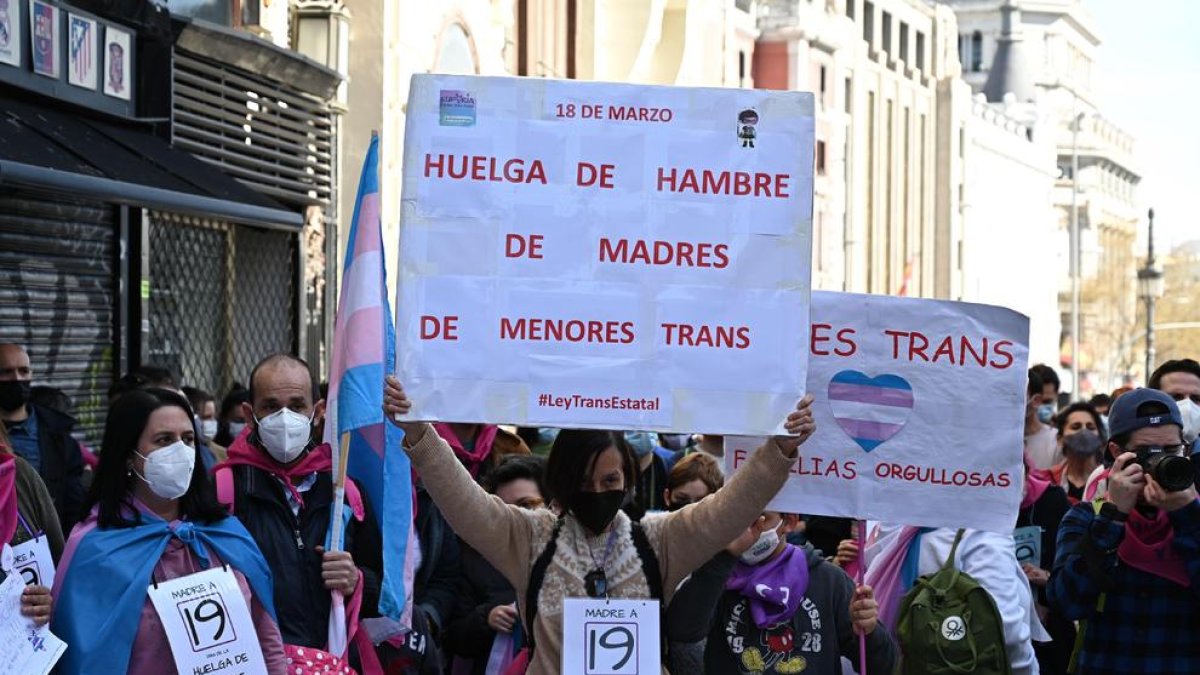 Manifestants urgeixen davant de Ministeri d'Igualtat l'aprovació de Llei Trans