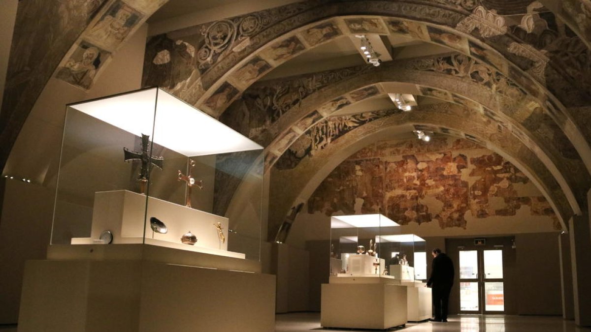La sala del MNAC on s'exhibeixen les pintures murals del Monestir de Sixena.