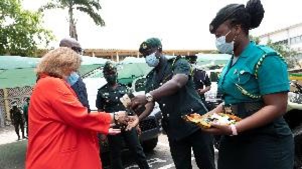 Espanya dona a Guinea 100.000 euros i material sanitari contra l'ebola