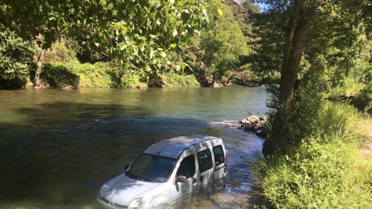 Imatge del cotxe a l’interior de la Noguera Pallaresa després de desfrenar-se.