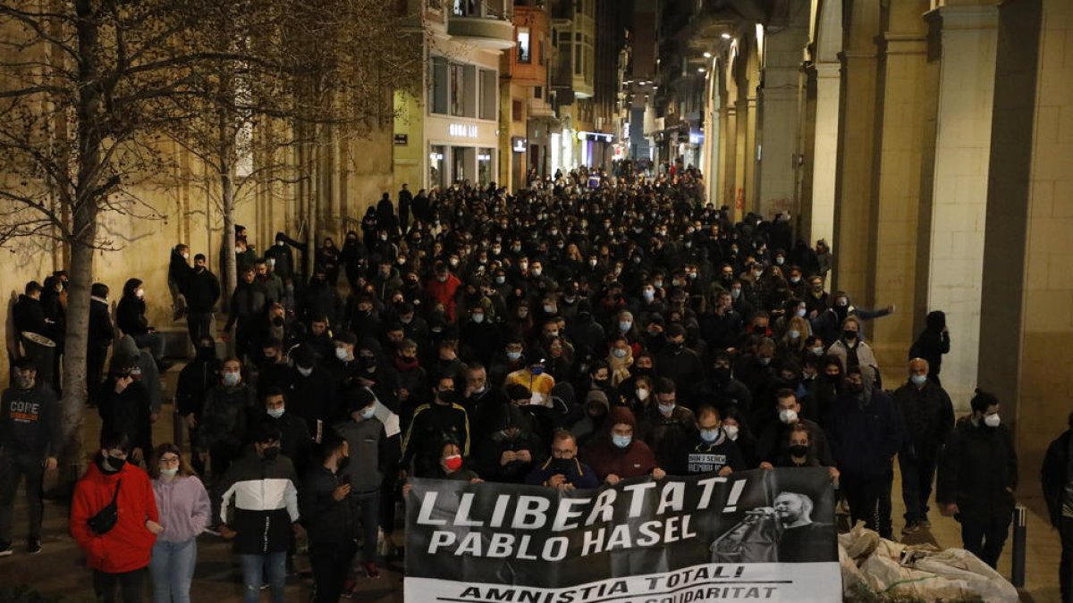 La manifestación, que salió de Ricard Viñes, a su paso por el Eix Comercial.