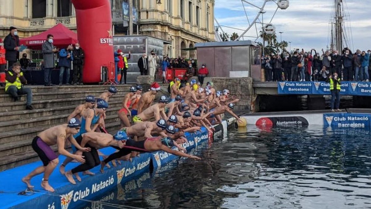 Participantes de una de las categorías se lanzan al mar.