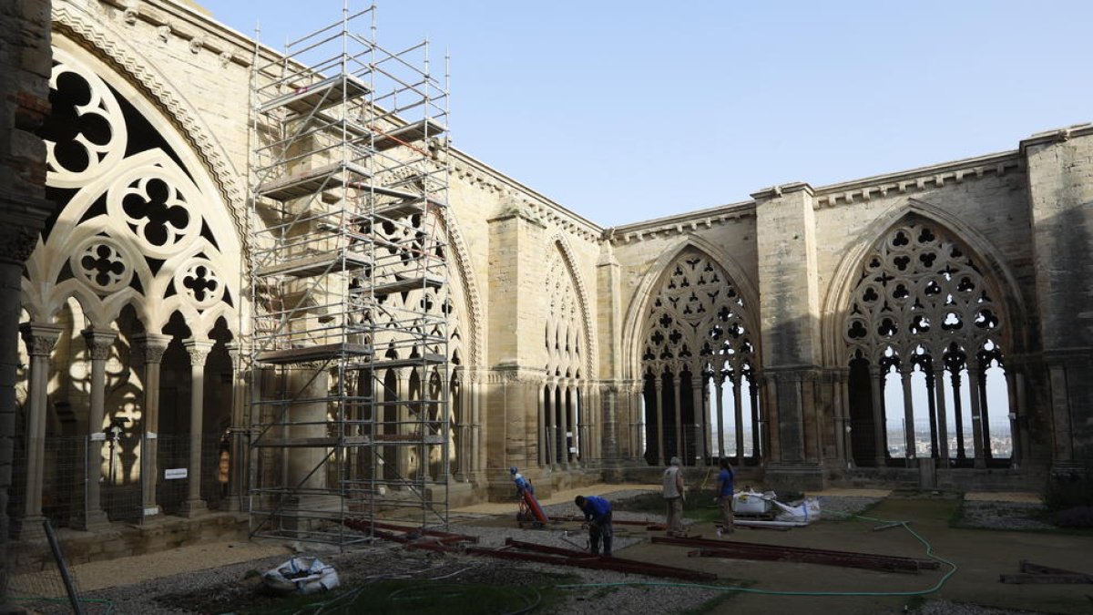 Último andamio de las obras de restauración en la cubierta del claustro de la Seu Vella, en febrero.