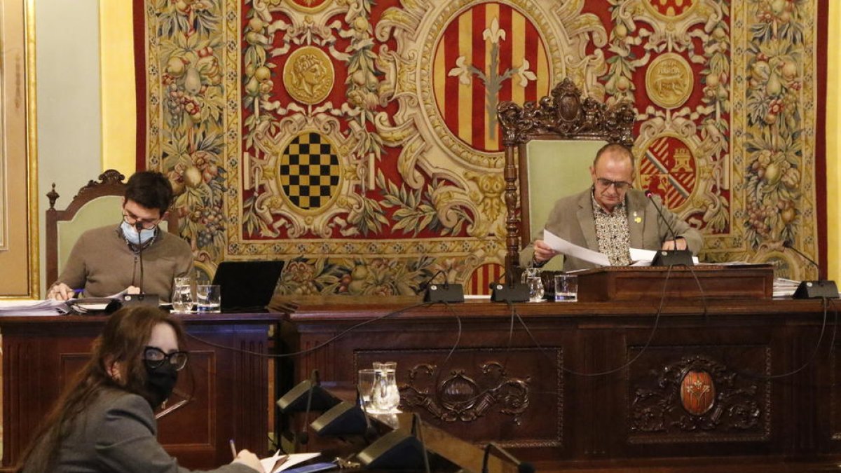 Representants dels tres partits del govern, al ple.
