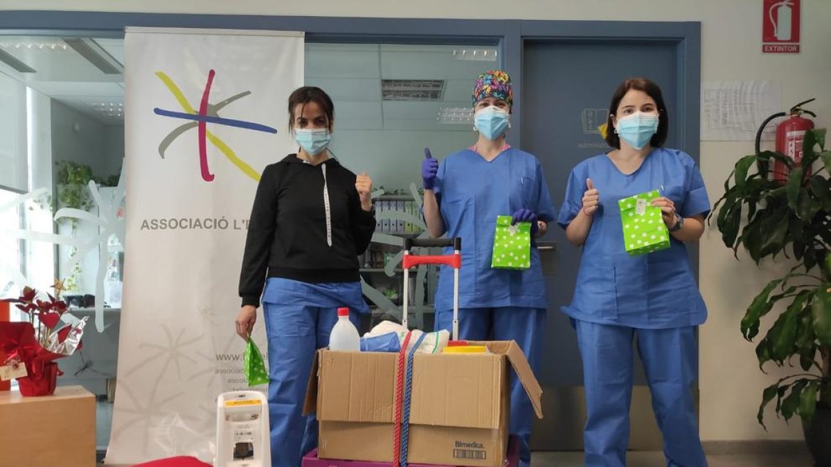 Infermeres portant la vacuna al Taller L’Estel de Balaguer.