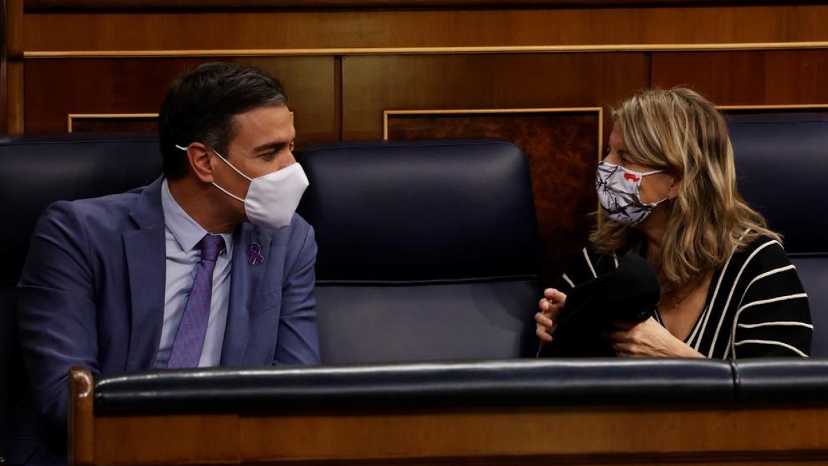 El president del Govern espanyol, Pedro Sánchez, conversa amb la vicepresidenta segona i ministra de Treball i Economia Social, Yolanda Díaz, durant el ple celebrat aquest dijous en el Congrés