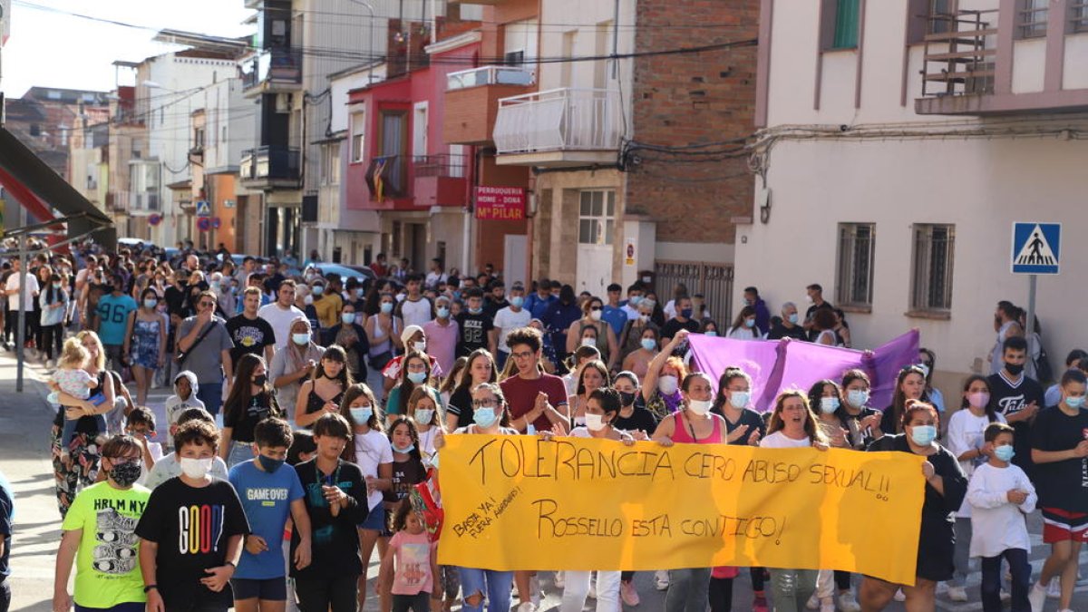 Desenes de veïns de Rosselló van mostrar el seu rebuig al succés davant de l’ajuntament.