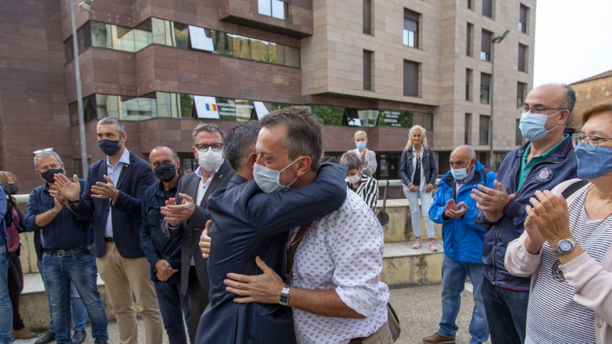 L’exalcalde d’Alcarràs Miquel Serra va ser acompanyat per unes setanta persones als jutjats.