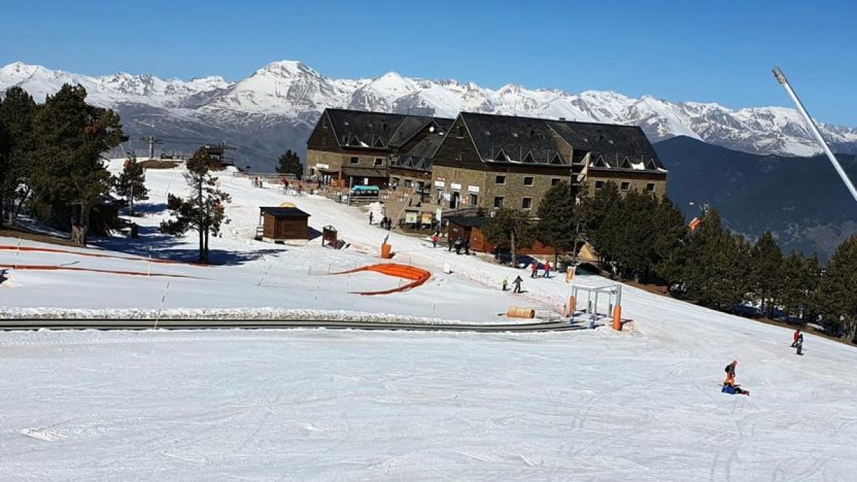 Imagen de esquiadores ayer en las pistas de la estación de Port Ainé, en el Pallars Sobirà.