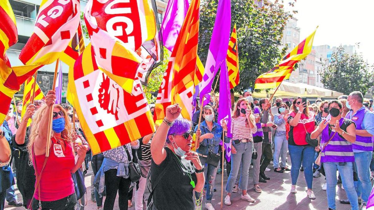 Participantes en la protesta de ayer ante la sede de la Fecom.