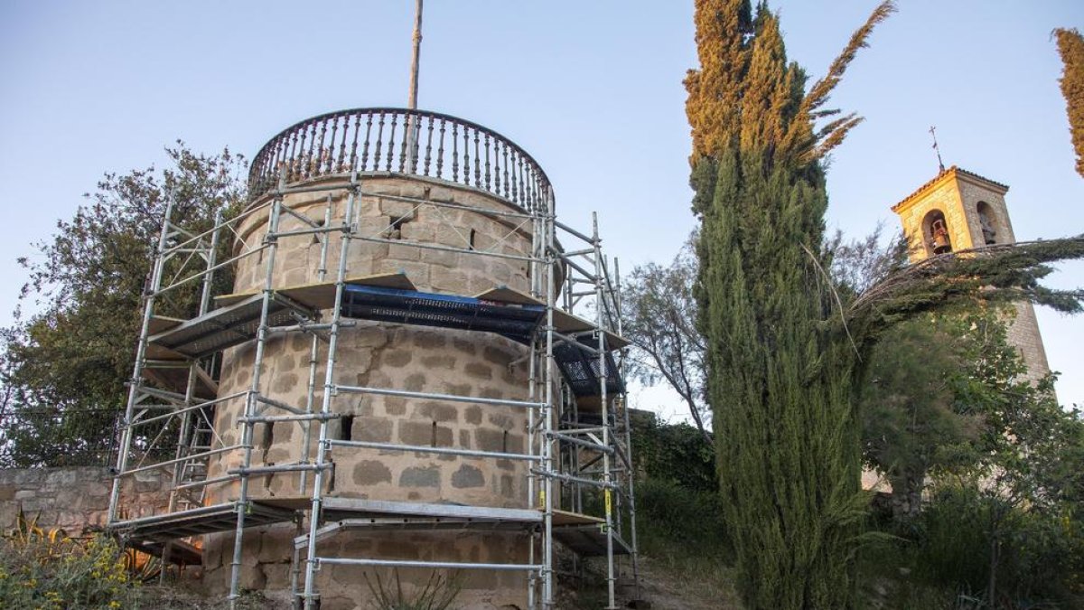Andamios para las obras de restauración en uno de los torreones del XIX del Parc de Sant Eloi.