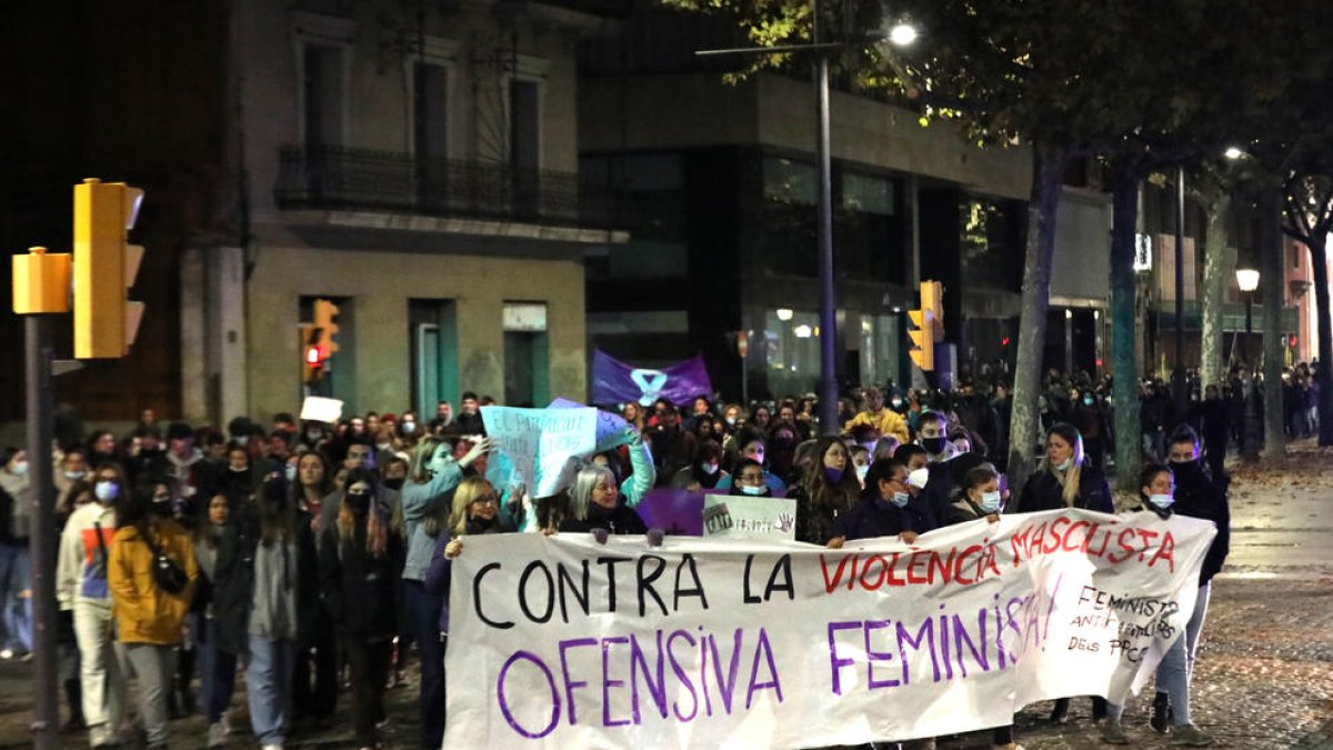 Más de 500 personas salieron a las calles en Lleida para decir ‘‘¡Basta!’’   -  Bajo el lema ‘‘Visca la lluita feminista’’ más de medio millar de personas recorrieron ayer las calles de Lleida, en el marco del 25N. La manifestaci ...