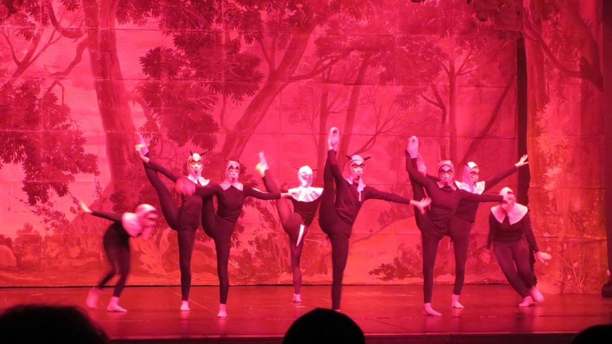 AEM-Belles Arts Teatre  -  La veintena de actores de la compañía interpretarán el 26 de diciembre (18.30) la versión de Els Pastorets de Lluís Millà, de Borrego y Carquinyoli, con bailarines del Club Patrícia, los Diables de l’Ereta y el G ...