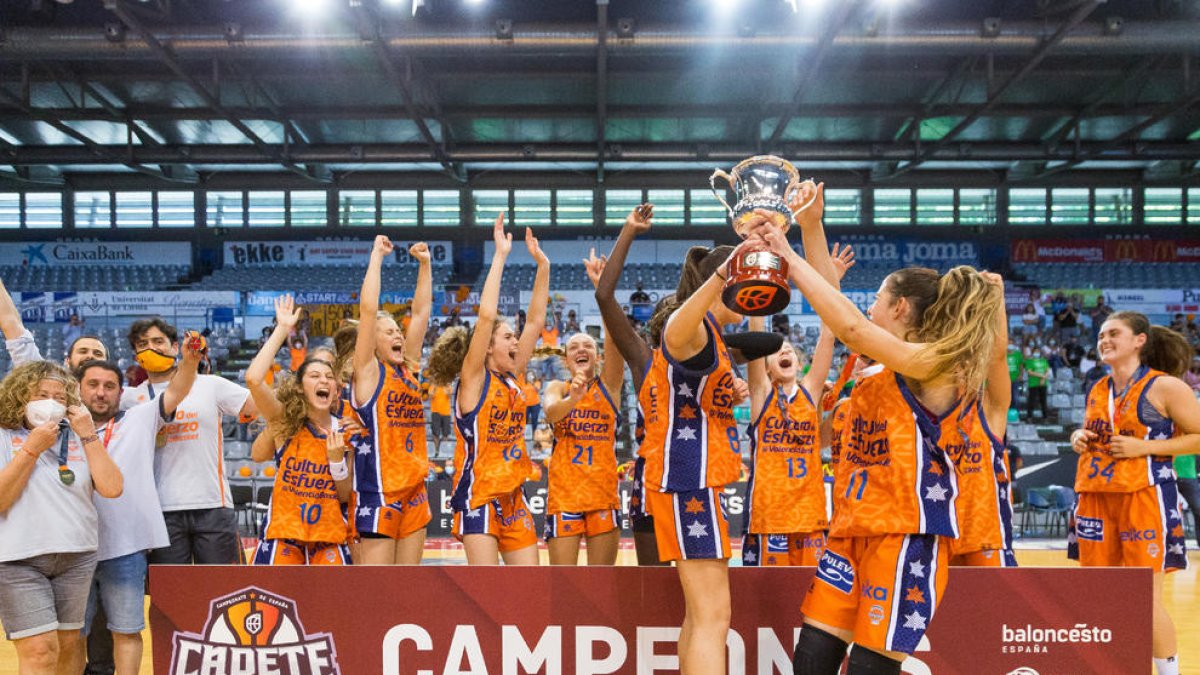 Las jugadoras del Fundació Valencia Basket alzan el trofeo que las acredita como campeonas del torneo estatal.
