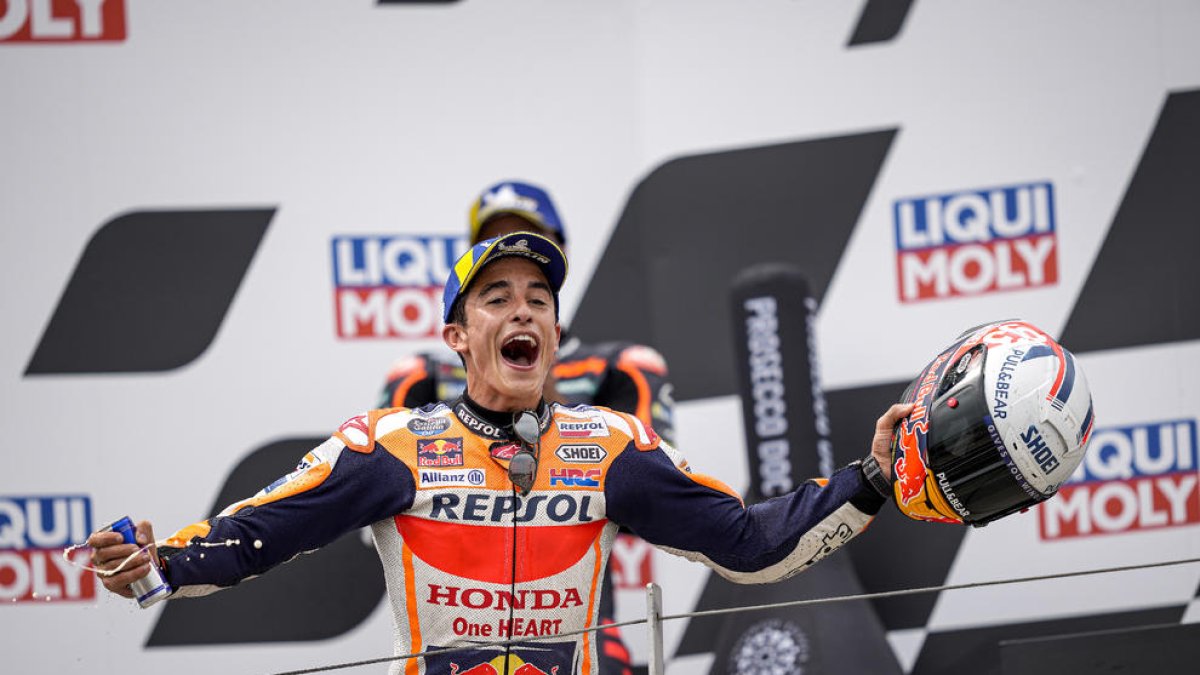 Marc Márquez en el podio del Gran Premio de Alemania, en el que logró su primer triunfo del año.