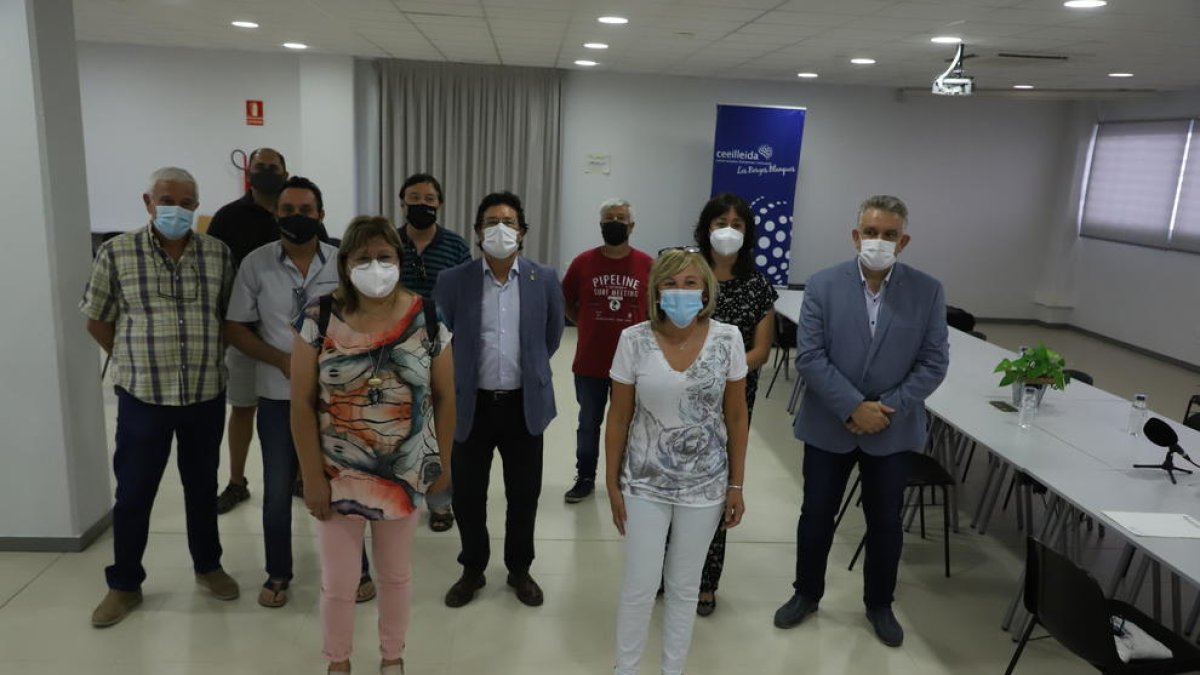 Gavín (centro) y Palau (en primer término a la derecha) en la reunión de la Plataforma Prou Morts.