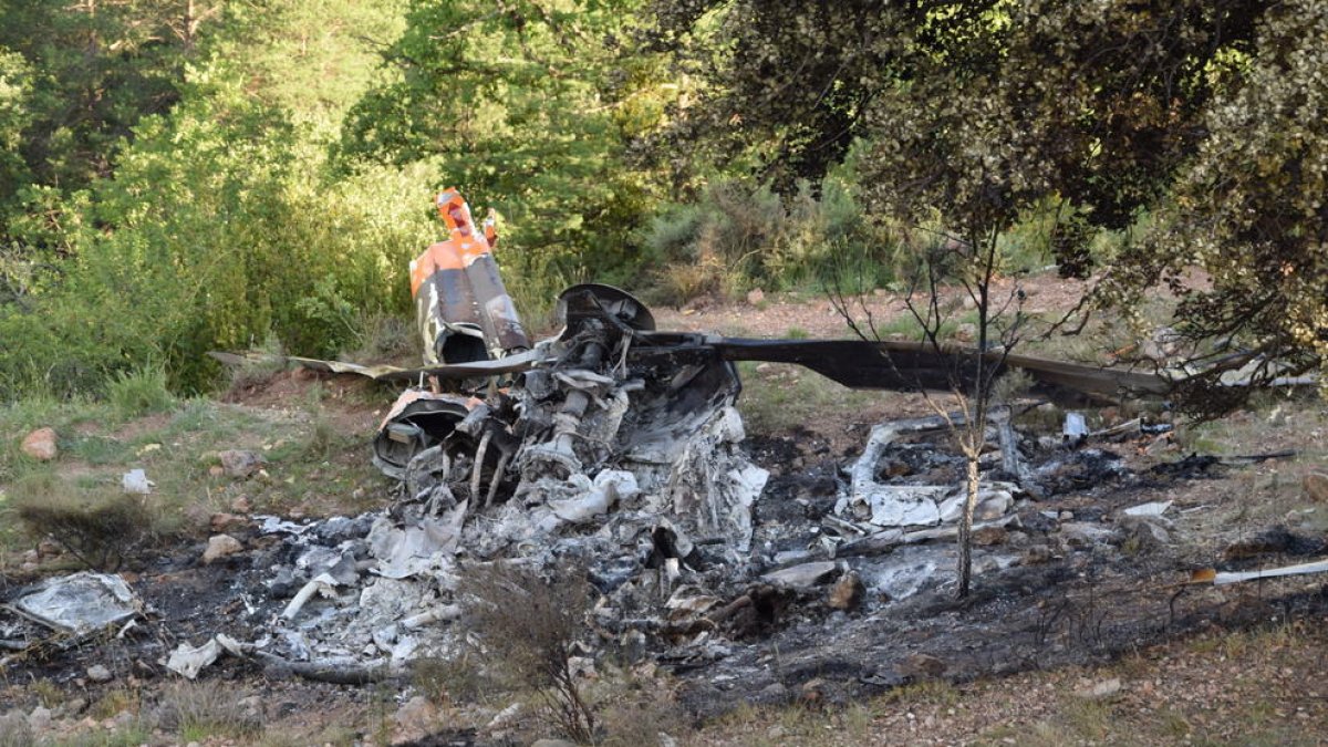 El helicóptero ardió tras impactar contra el terreno.
