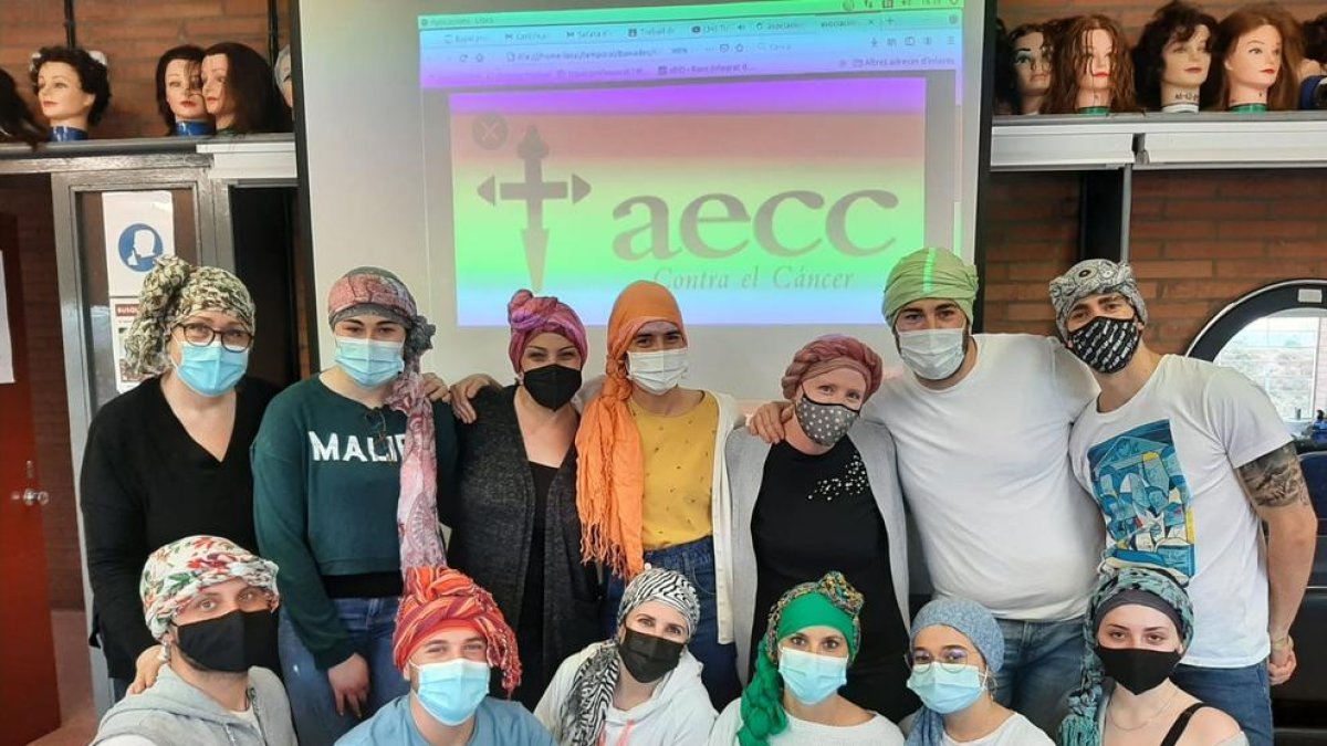 Alumnes de segon del cicle d’Estilisme i Direcció de Perruqueria de l’institut Torre Vicens.