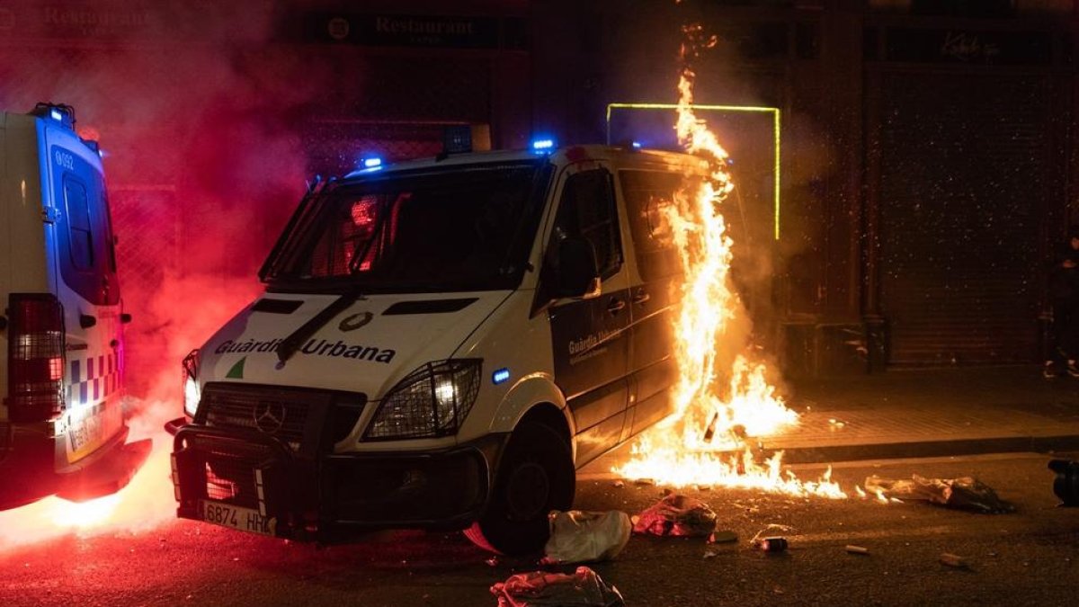 Un agent dels mossos que es trobava dins de la furgoneta incendiada va poder sortir il·lès.