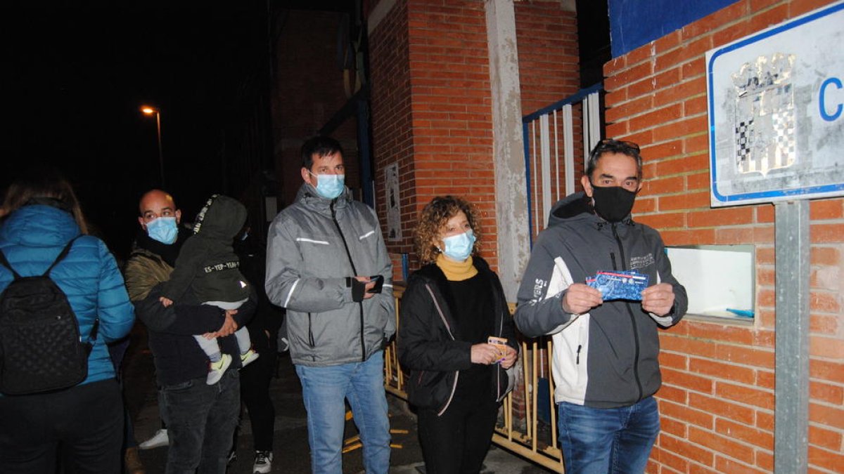 Un socio del Mollerussa muestra la entrada que acaba de adquirir mientras esperan otros su turno.