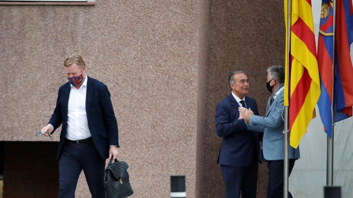 Ronald Koeman, delante de su manager Rob Jansen y Rafa Yuste, tras la breve reunión.