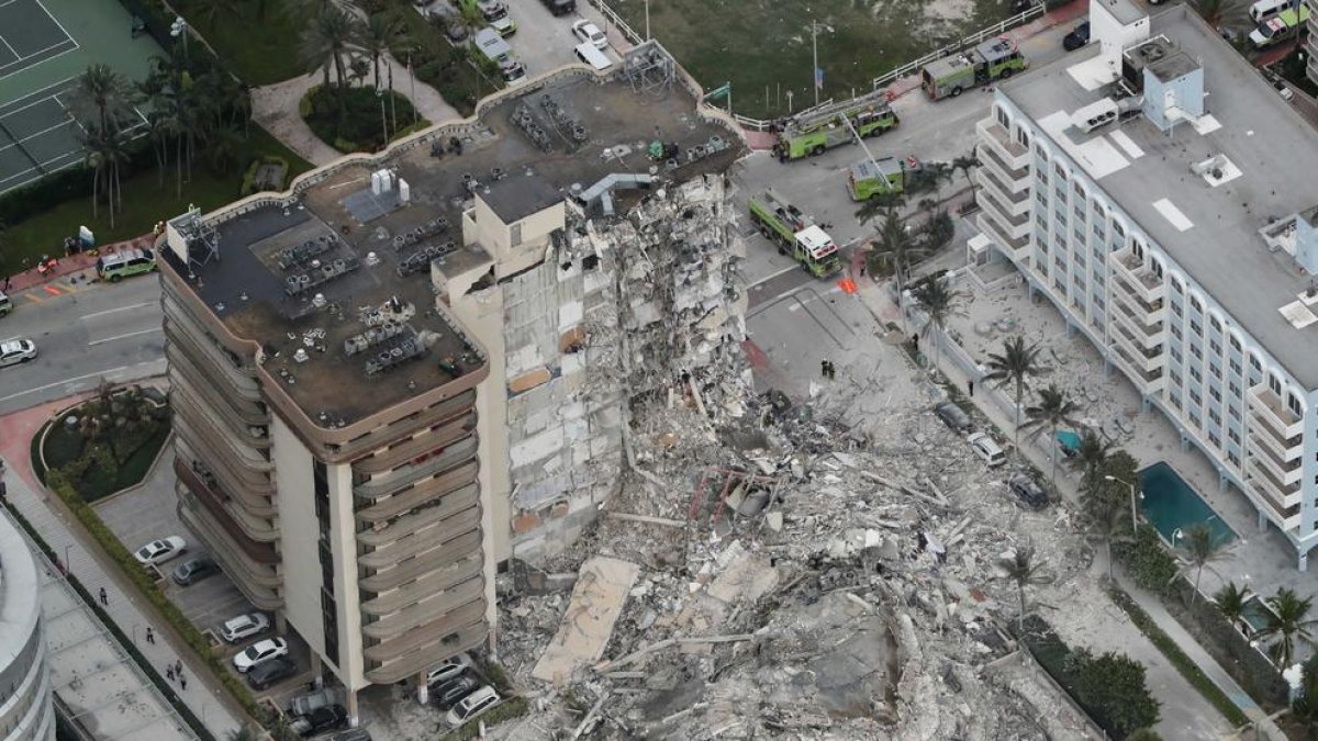 Un muerto y cien desaparecidos tras derrumbarse un edificio en Miami