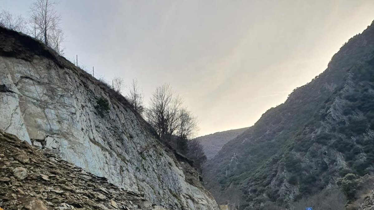 Paso alternativo en la C-13 por el desprendimiento del viernes.