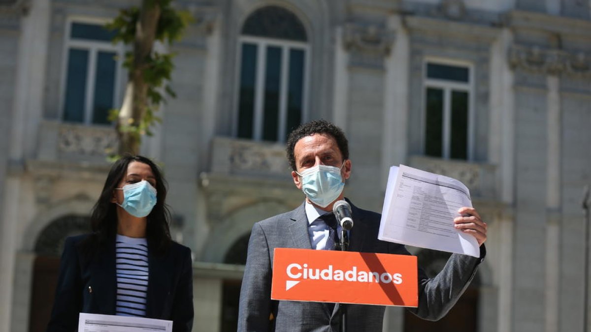 Arrimadas y Bal, ayer ante el Supremo, blandiendo el recurso que han interpuesto contra los indultos.