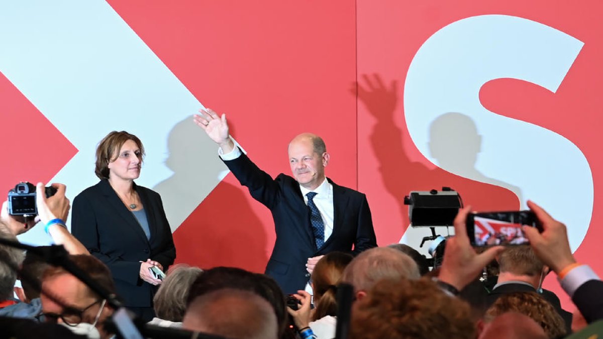 El socialdemòcrata Olaf Scholz, guanyador dels comicis, ja ha iniciat contactes amb verds i liberals.