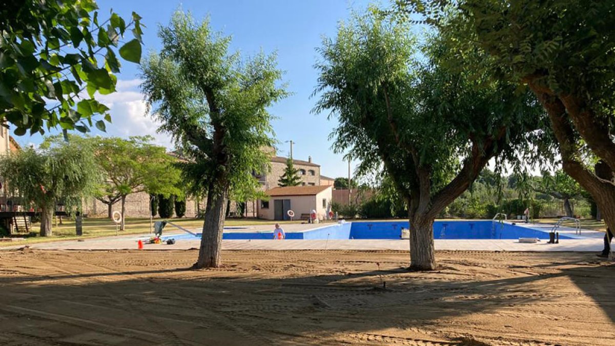 Les piscines de Tarroja, on renovaran la gespa.