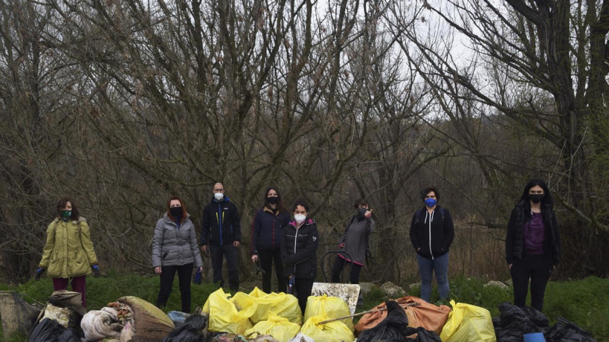 Osmon recoge kilos de basura en un camino de l'Horta