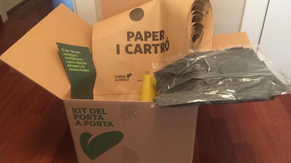 El kit con las bolsas y la información repartida en Ciutat Jardí.