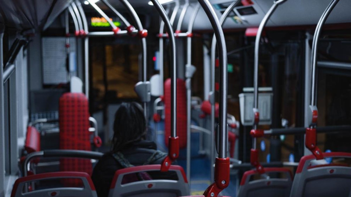 Un conductor de autobús de Barcelona se negó a dejar bajar a dos jóvenes