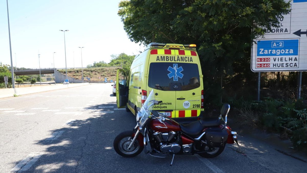 Un motorista y su acompañante, heridos en un choque en la LL-11