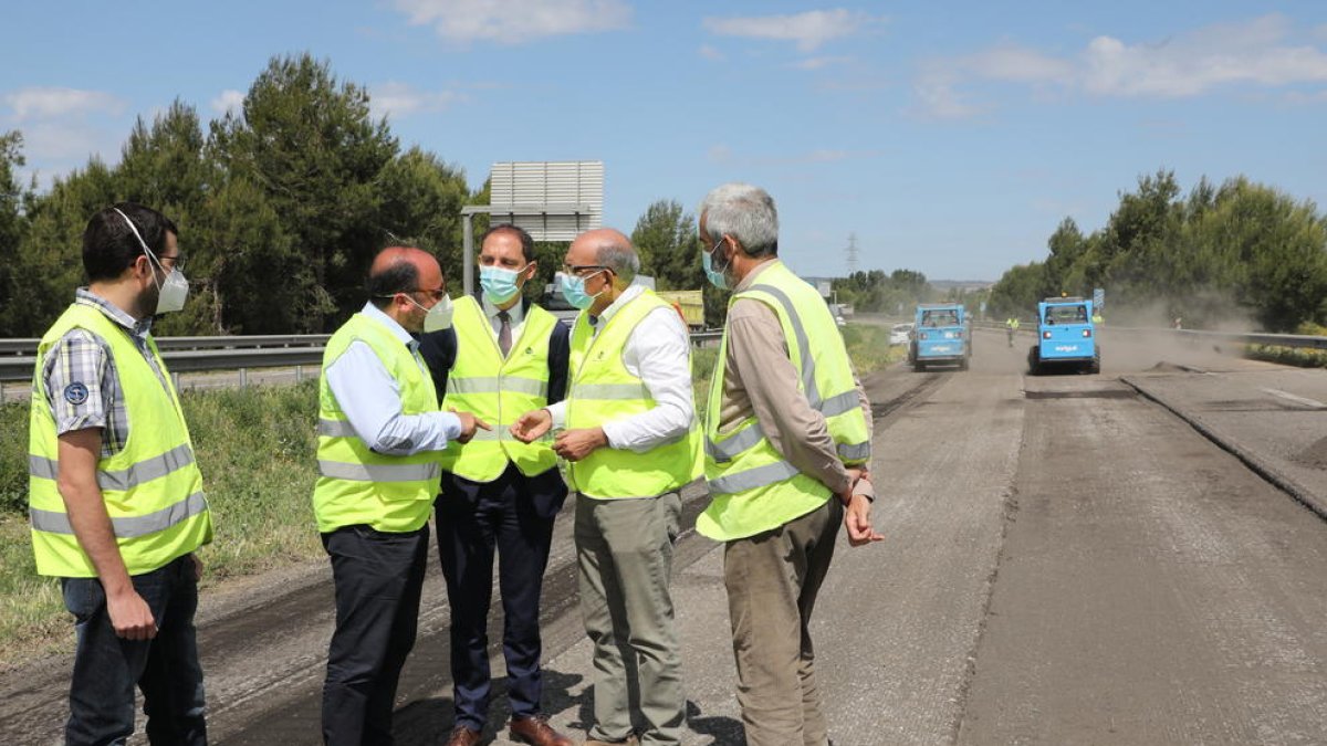 Crespín (centre) va visitar ahir les obres a l’autovia A-2.