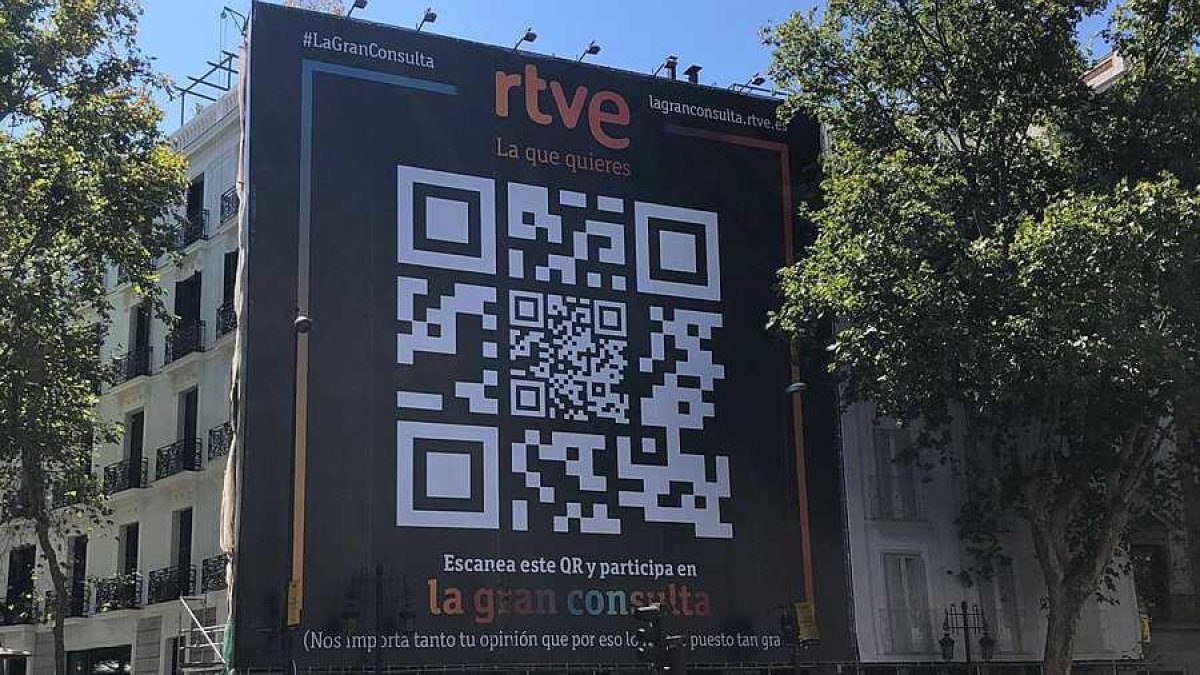 Una gran lona con el código QR instalada ayer en Madrid.