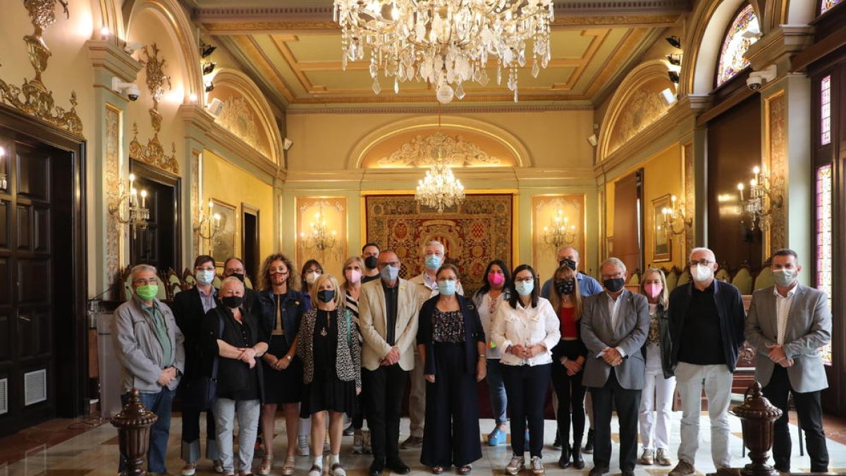 La Paeria firmó ayer convenios con las entidades de vecinos y de comerciantes, en la imagen.