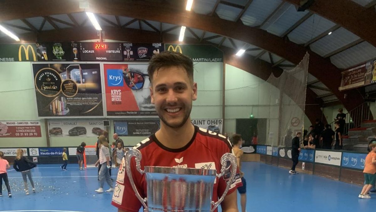 Roc Llisa posa con el trofeo de la Supercopa conquistado.