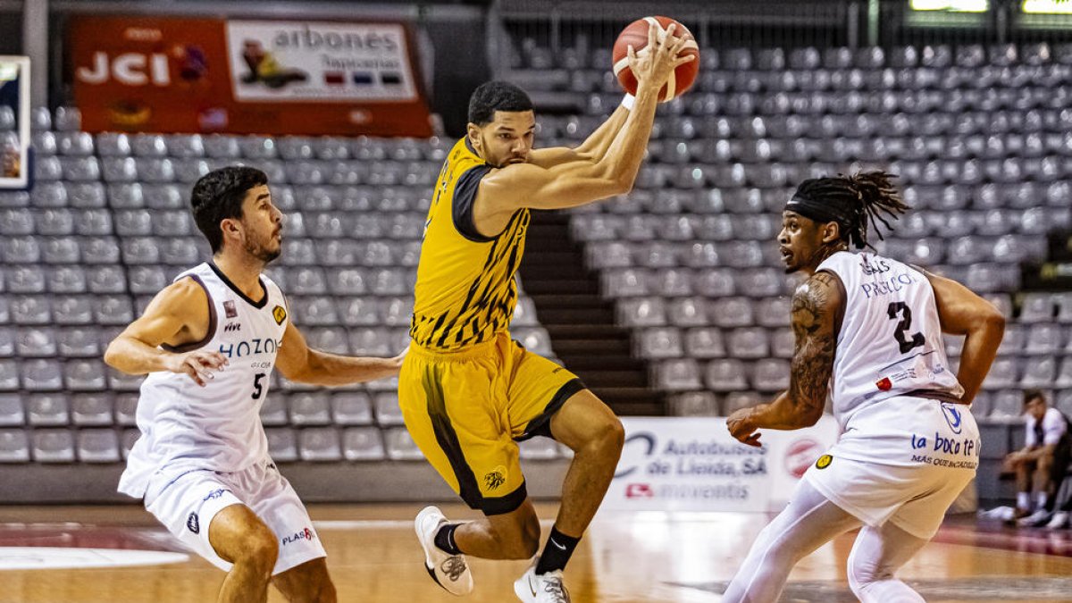 Malik Miller, superando acrobáticamente a Ballesta i Onwas, fue uno de los destacados ayer.