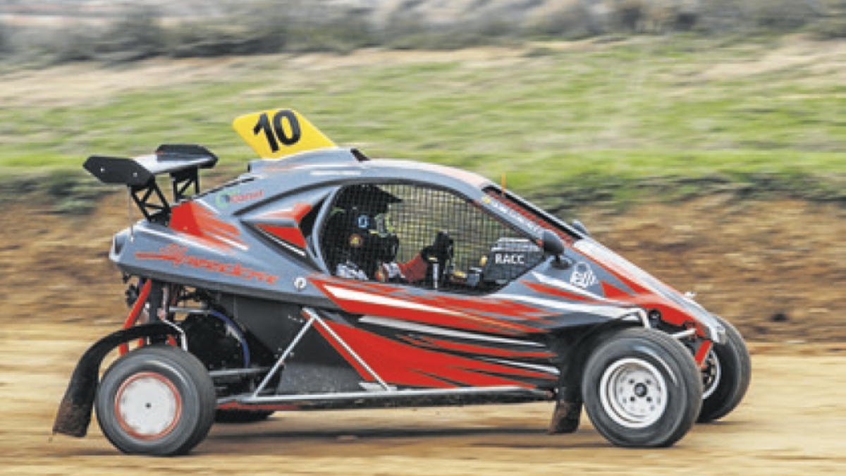 Un dels participants a la prova matinal d'autocross, ahir al Circuit de Lleida.