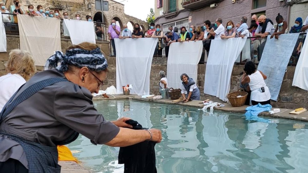 Una quinzena de dones van participar en la rentada popular a les fonts de la Vila de Guissona.