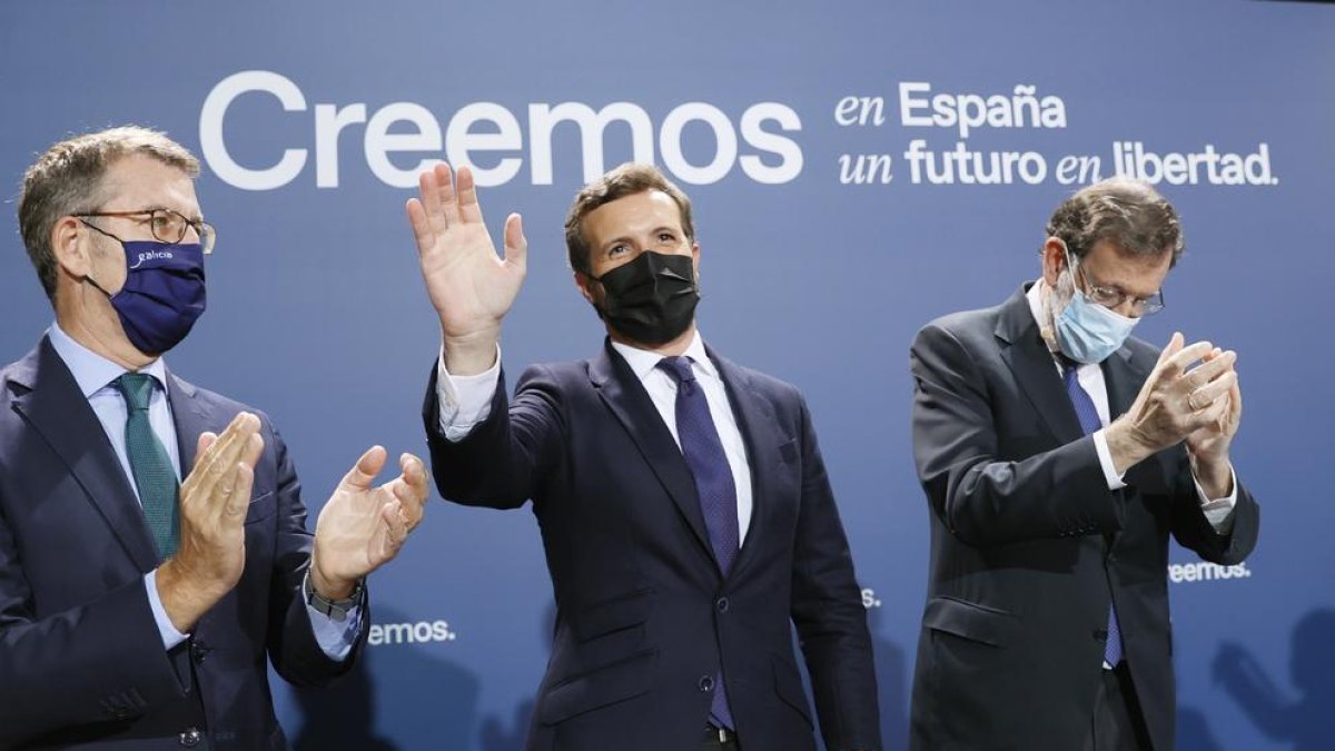 Feijóo, Casado y Rajoy, ayer en Santiago de Compostela.