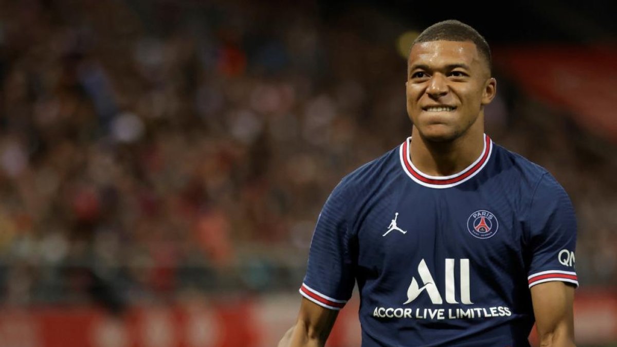 Kylian Mbappé celebra uno de sus dos goles que marcó el domingo ante el Reims.