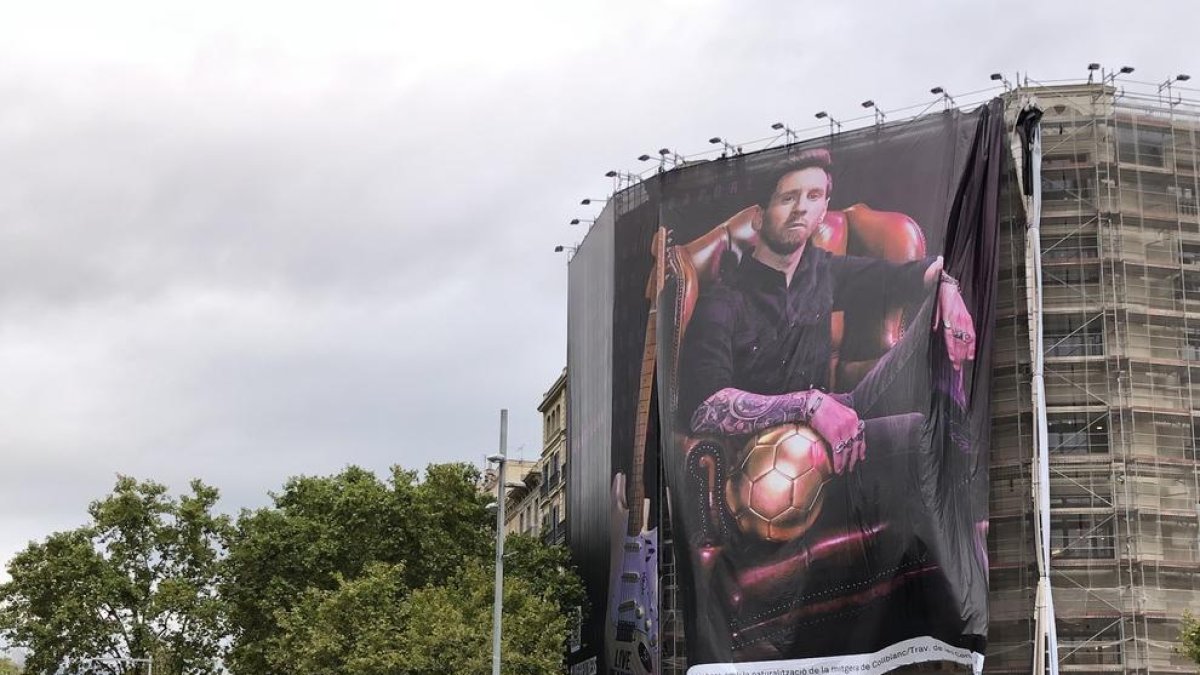Leo Messi ‘reapareció’ ayer en Barcelona a través de una gigantesca pancarta publicitaria.