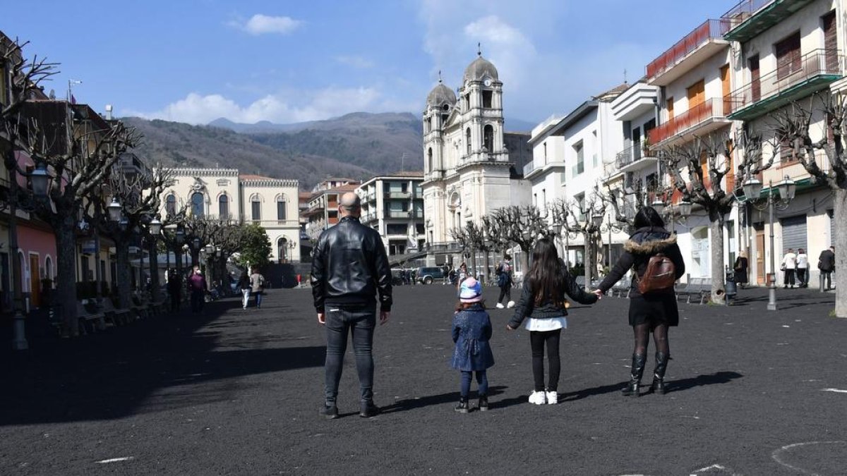 Setena erupció de l'Etna en pocs dies, amb pluja de cendres