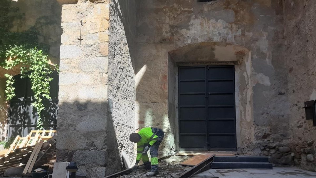 Los operarios trabajan en la reforma integral del equipamiento.