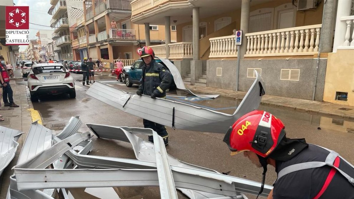 Retiren una estructura metàl·lica destrossada al Grau de Moncofa.
