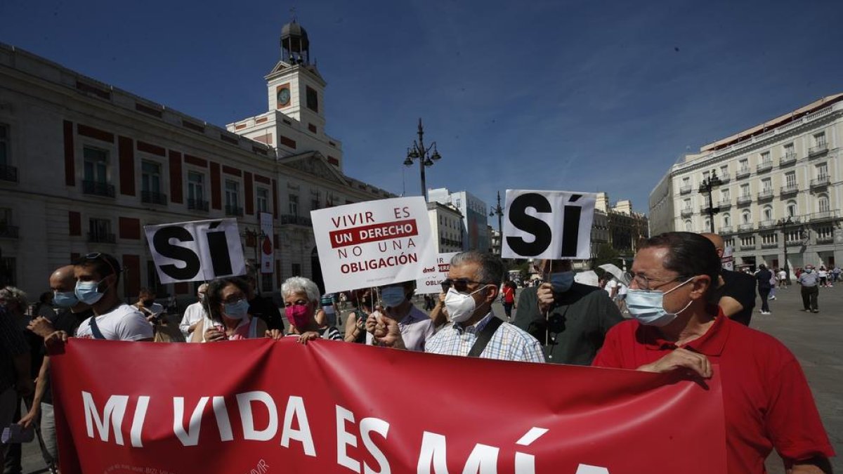 Concentración en Madrid para celebrar ayer la entrada en vigor de la ley de la eutanasia.