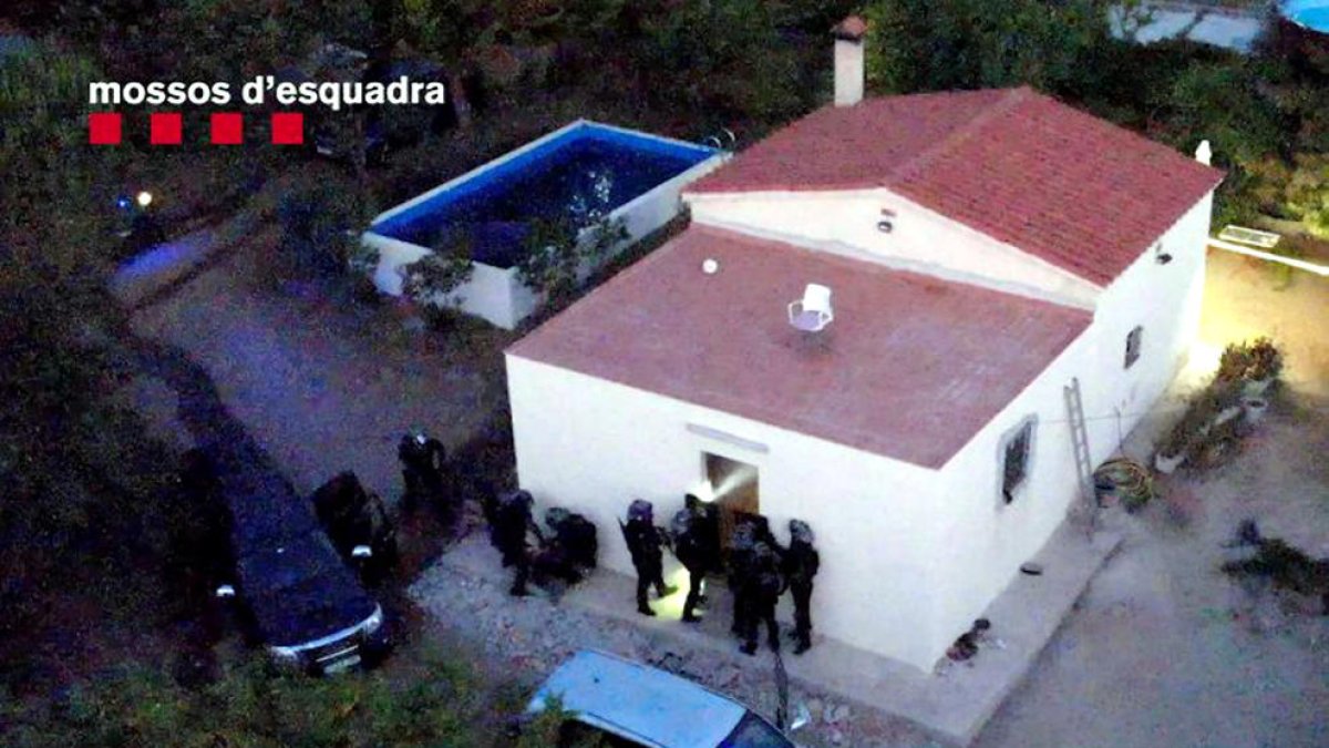 Vista aérea de la redada llevada a cabo en Reus por los Mossos.